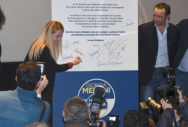 Giorgia Meloni firma il patto anti inciucio a Roma