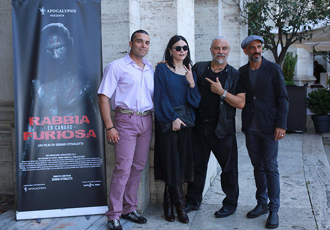 Il regista Sergio Stivaletti con il cast del film photocall