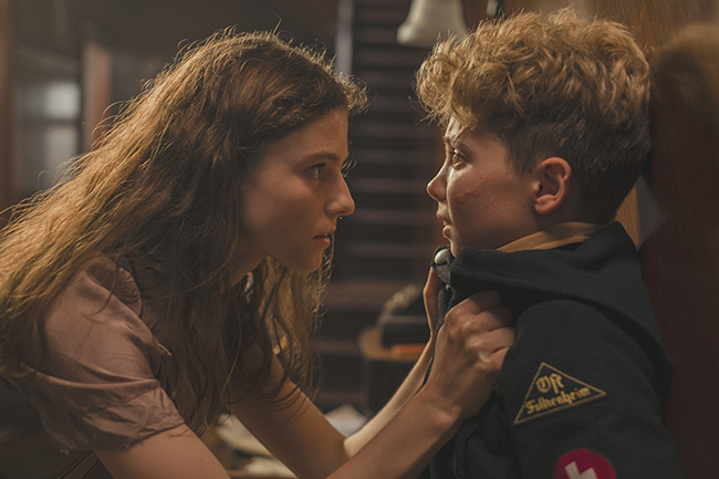 Thomasin McKenzie e Roman Griffin Davis